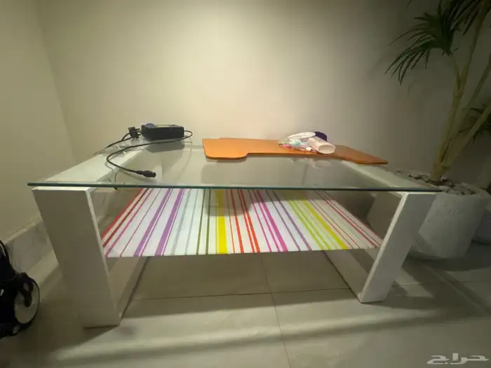 طاوله والزجاج الملون اللي تحت ينفك 0