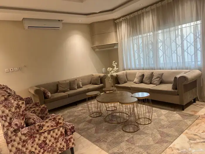 طقم كنب نطيف مع طاولة وفرشة 0