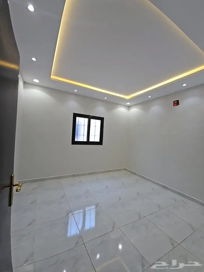 فيلا للبيع درج داخلي مع شقتين بحي الرمال تنال 1