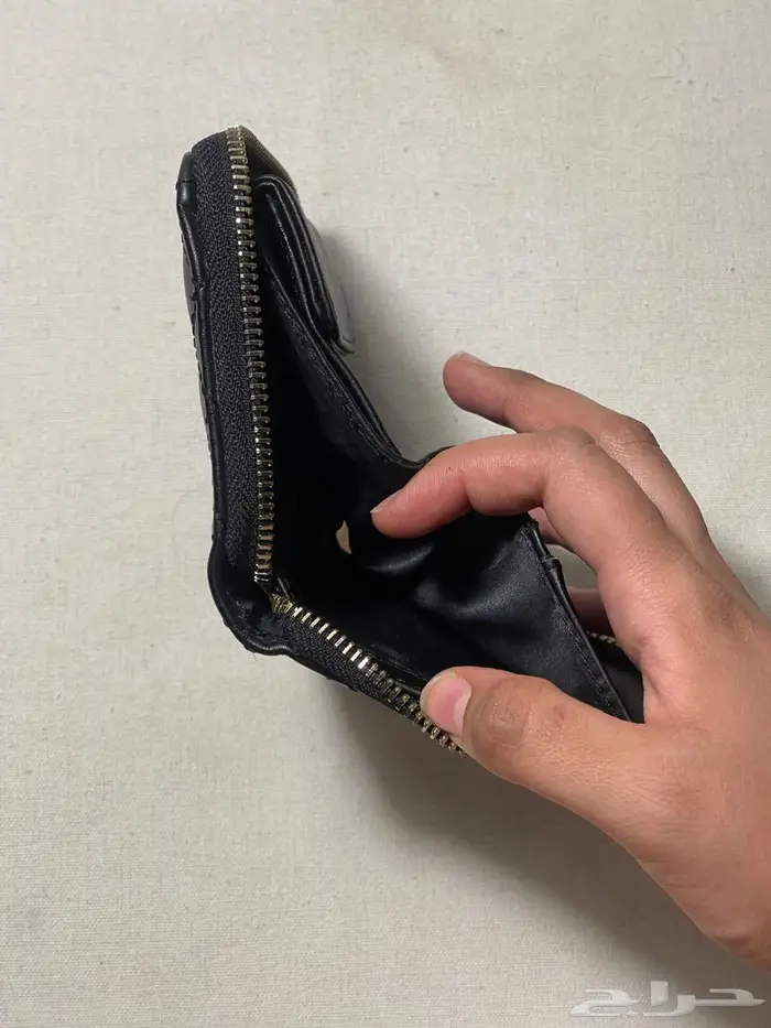 محفظة من ماركة guess أصلية 1