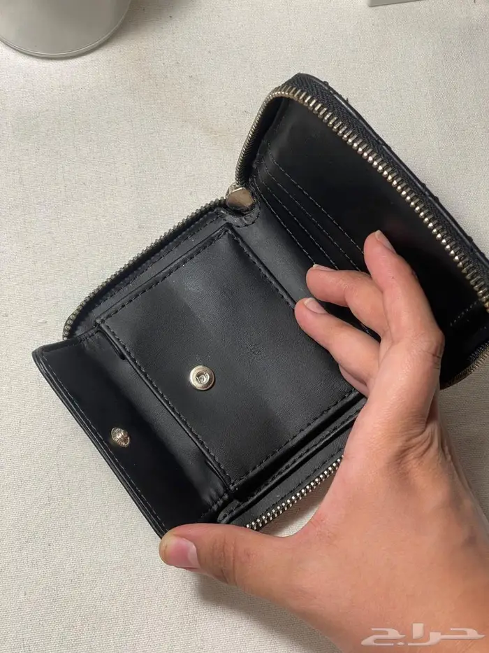 محفظة من ماركة guess أصلية 2