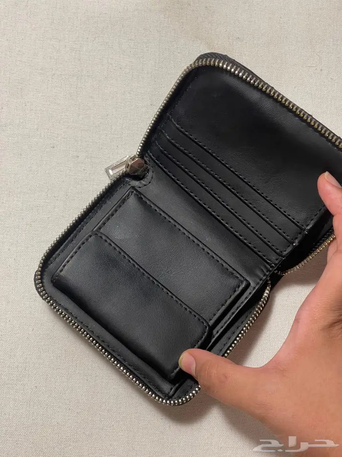 محفظة من ماركة guess أصلية 3