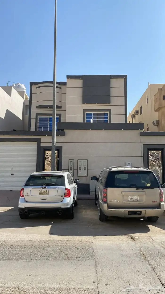 للبيع فيلا مع شقتين في حي النهضة 0