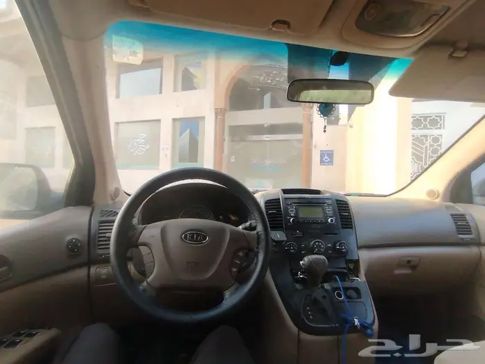 KIA CARNIVAL 2011 1