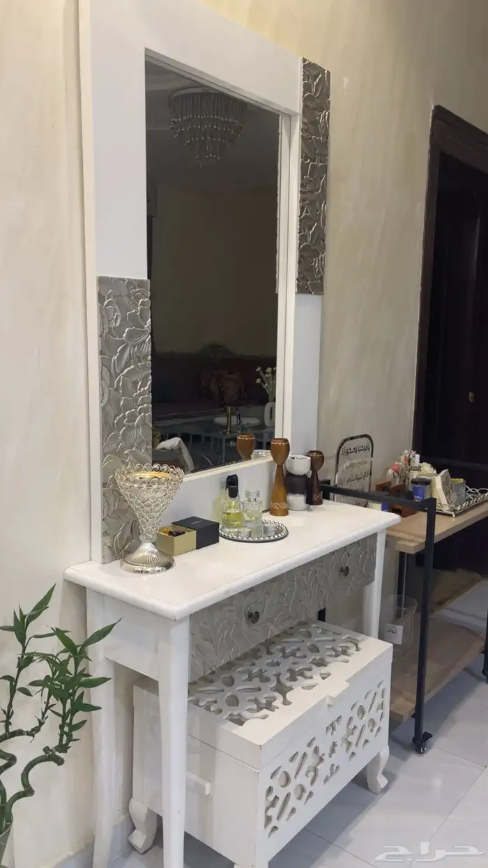 مدخل مع طاولة ضيافه مع درج سجادات 2