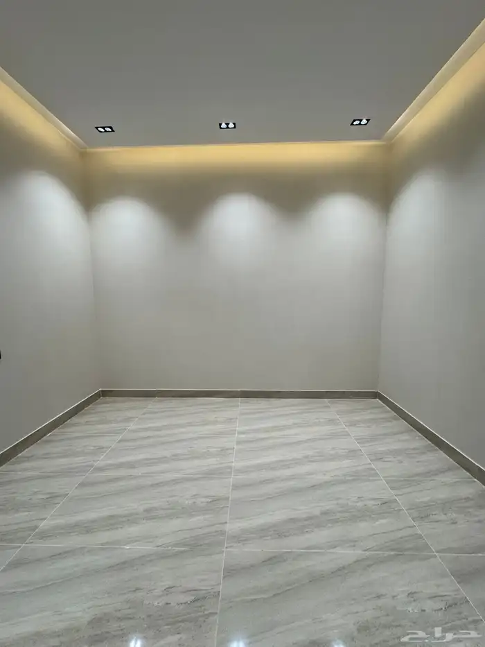 للبيع تاون هاوس ب سطح خاص حي الجنادريه 3