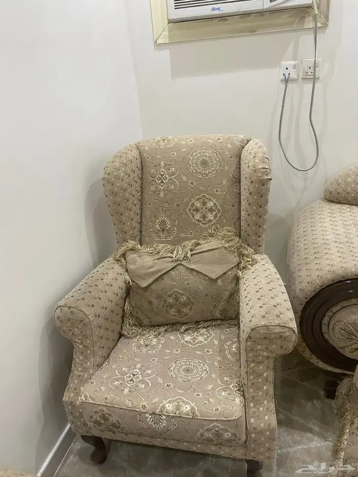 كنب مجلس سعره 650 وقابل للتفاوض 1