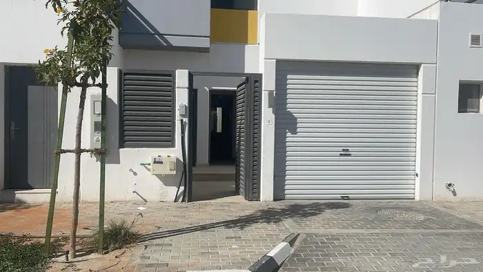 فيلا جديدة للايجار ب 60 الف قريبة من المطار 0