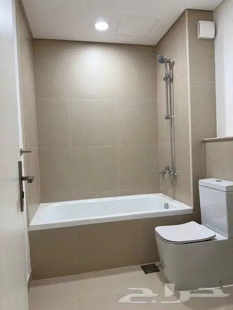 فلة للإيجار بحي روشن 4
