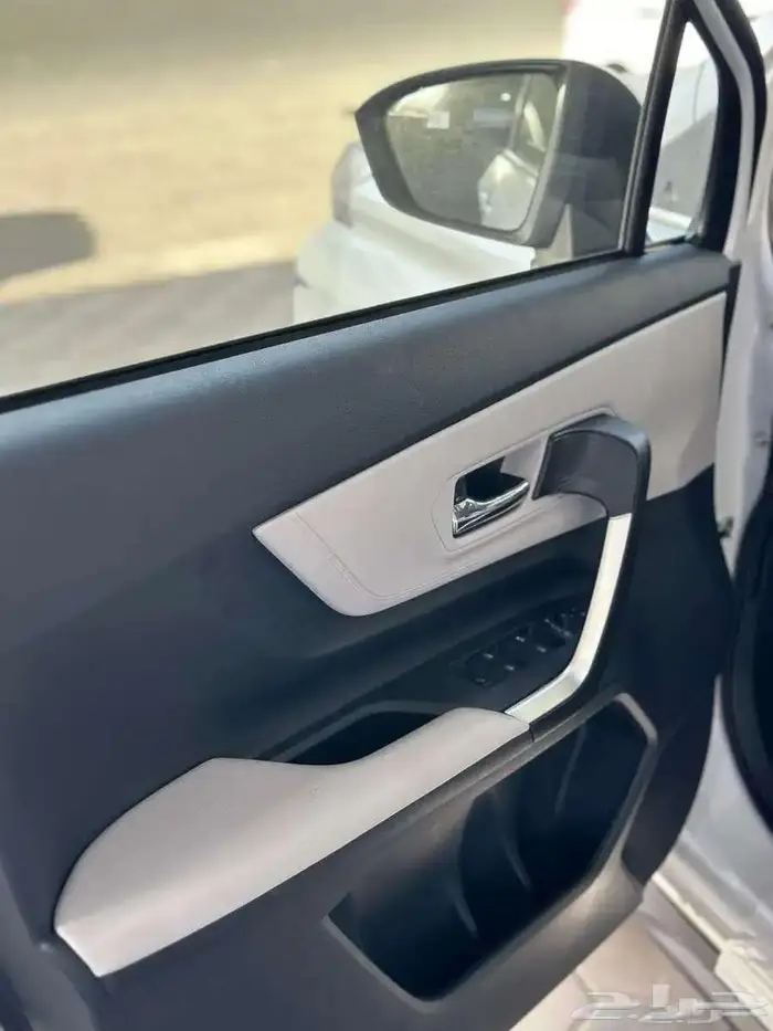 تويوتا فيلوز GLX بنزين موديل 2025 اللوان ابيض 9