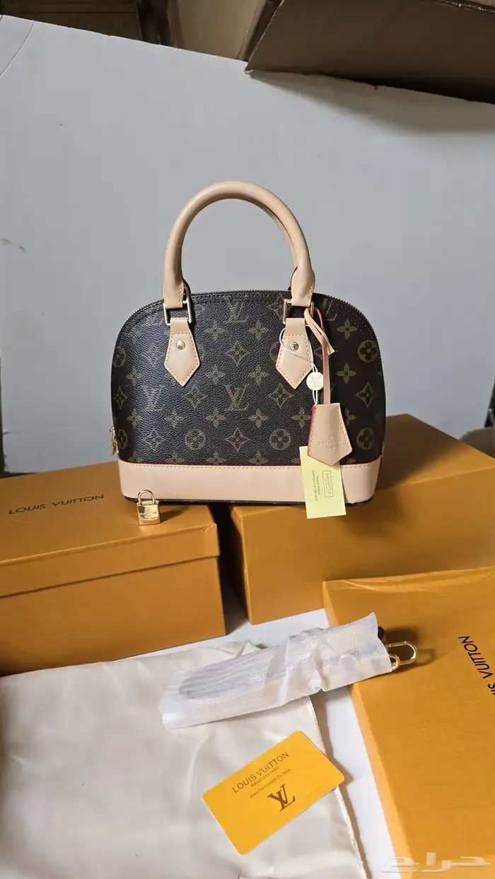 شنط هاي كواليتي جميع الماركات بسعر200 فقط 62