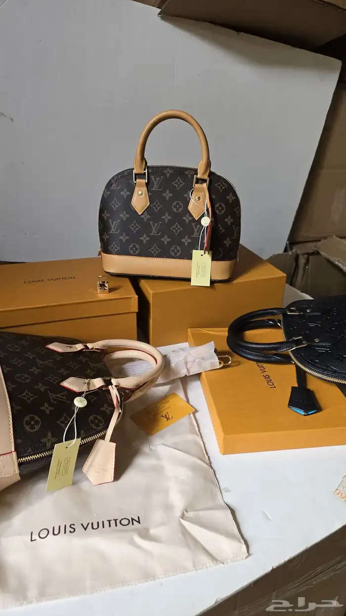 شنط هاي كواليتي جميع الماركات بسعر200 فقط 61
