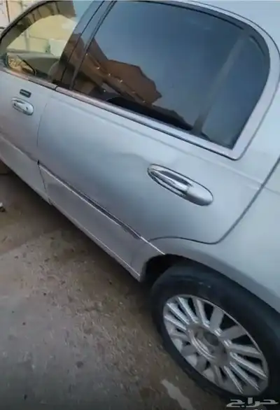 لينكولن تاون كار 2005 فضي للبيع قطع 3