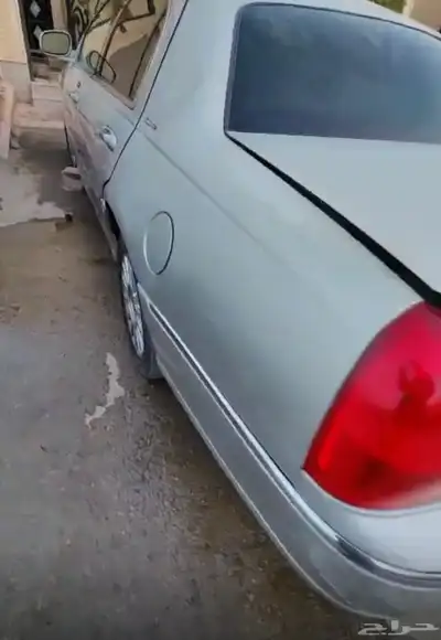 لينكولن تاون كار 2005 فضي للبيع قطع 4