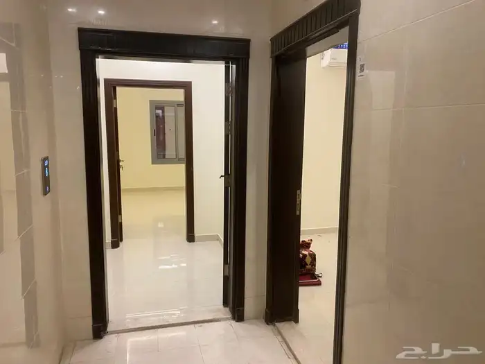 شقة للايجار فاخرة مدخلين خمس غرف في حي الحمدانية 3