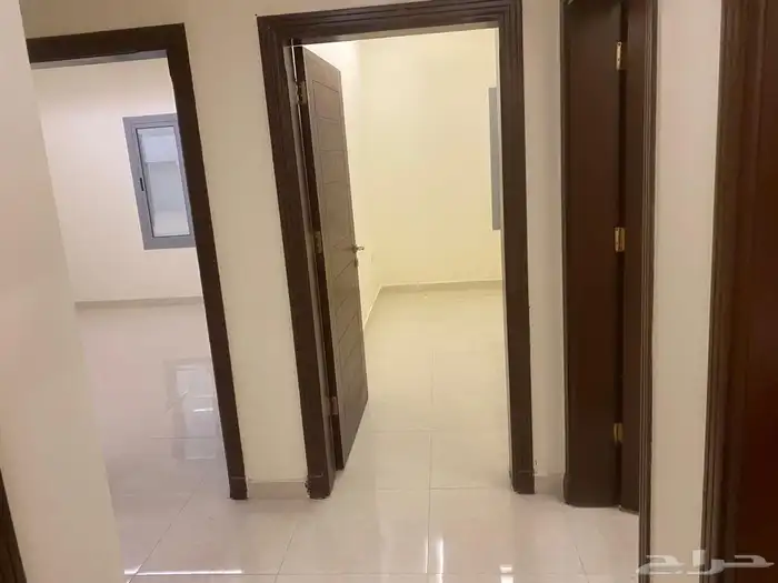 شقة للايجار فاخرة مدخلين خمس غرف في حي الحمدانية 8