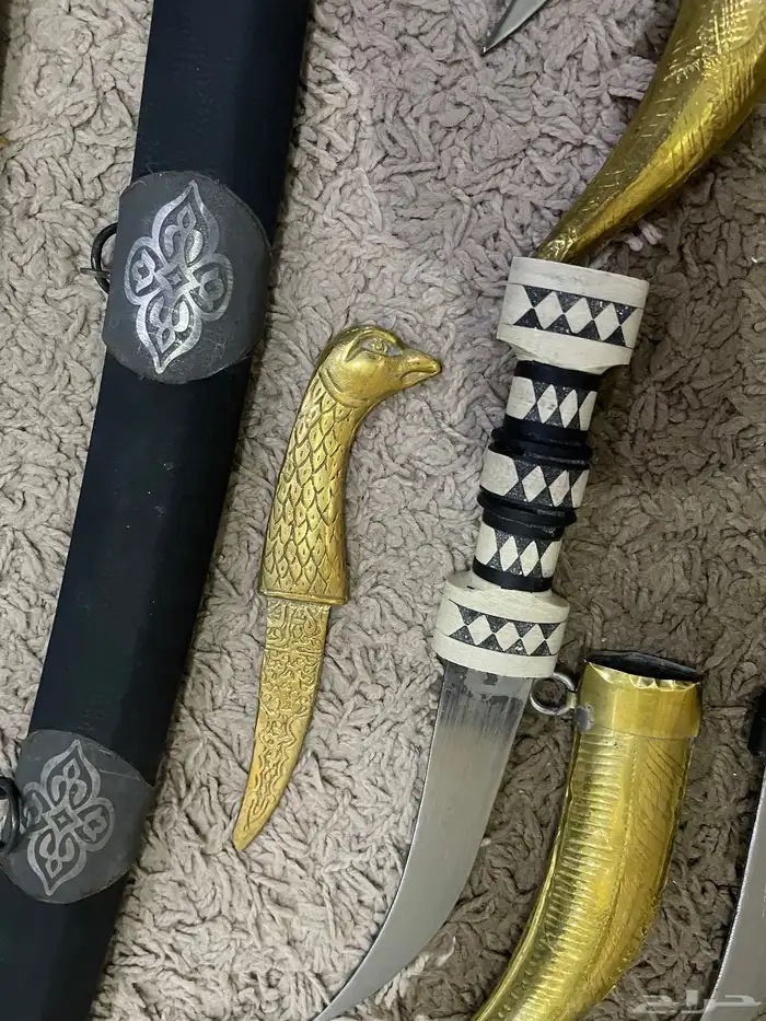 مجموعة متنوعة (سيوف وخناجر وخواتم وسبح) 19