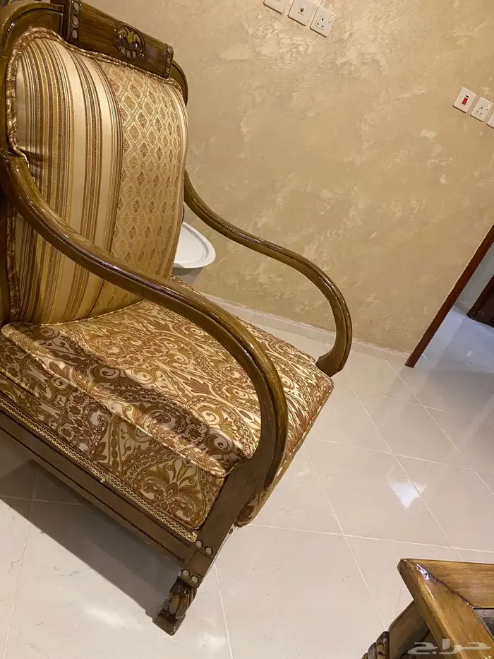 كنب كلاسيك فخم ورسمي طقمين مع الطاولات والساعه 2
