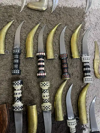 مجموعة متنوعة (سيوف وخناجر وخواتم وسبح) 11