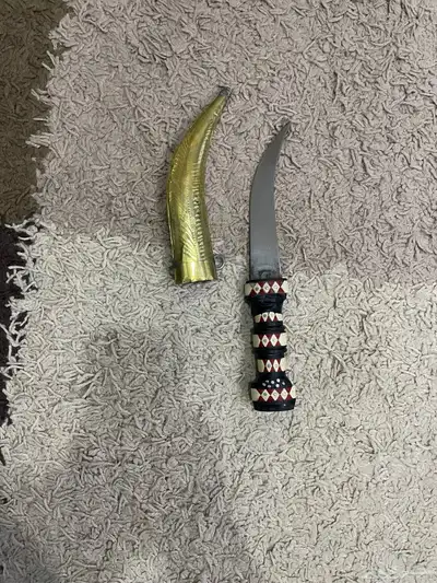 مجموعة متنوعة (سيوف وخناجر وخواتم وسبح) 45
