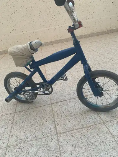 سيكل مرشوش ب اللون الازرق للبيع 1