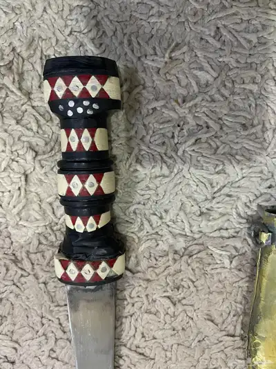 مجموعة متنوعة (سيوف وخناجر وخواتم وسبح) 47