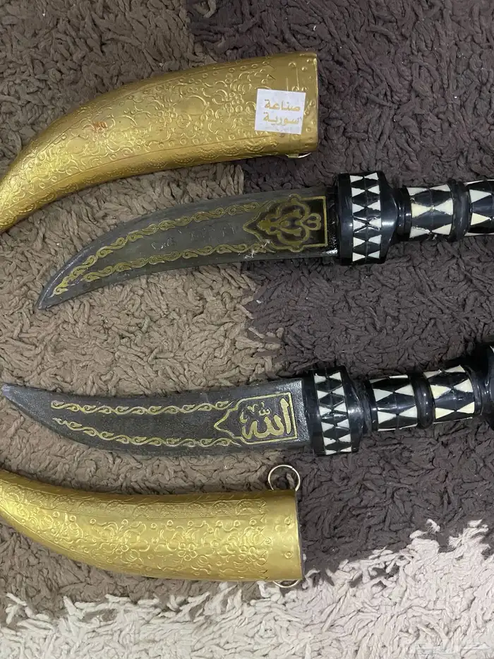 مجموعة متنوعة (سيوف وخناجر وخواتم وسبح) 17