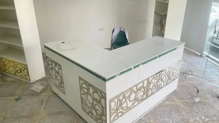 طاولة كاشير وطاولة عرض للبيع العاجل 1