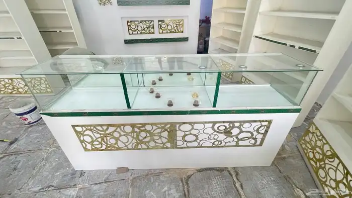 طاولة كاشير وطاولة عرض للبيع العاجل 4