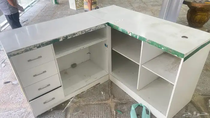 طاولة كاشير وطاولة عرض للبيع العاجل 0