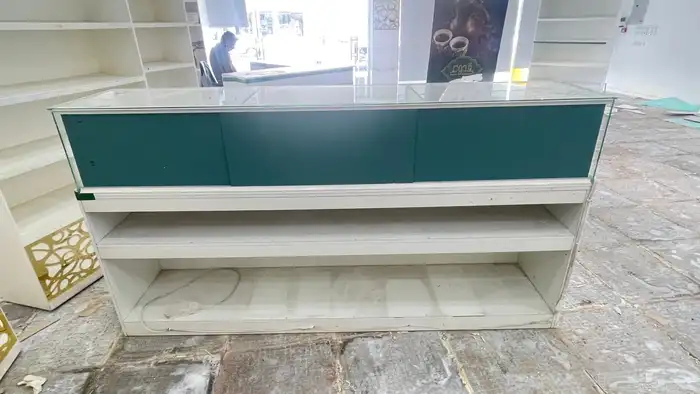 طاولة كاشير وطاولة عرض للبيع العاجل 3