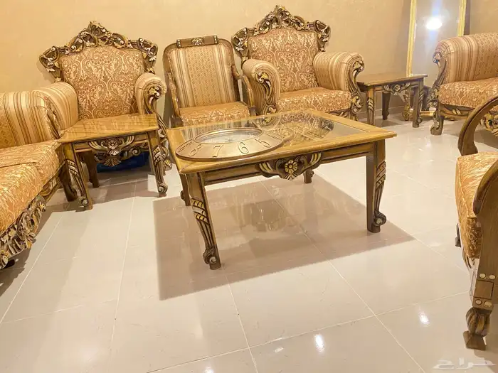 كنب كلاسيك فخم ورسمي طقمين مع الطاولات والساعه 1