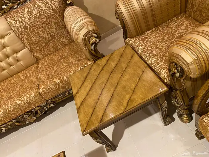 كنب كلاسيك فخم ورسمي طقمين مع الطاولات والساعه 5