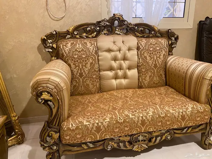 كنب كلاسيك فخم ورسمي طقمين مع الطاولات والساعه 3
