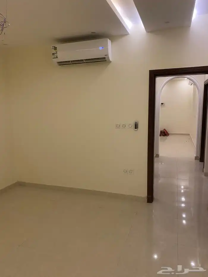 شقة للايجار فاخرة مدخلين خمس غرف في حي الحمدانية 0