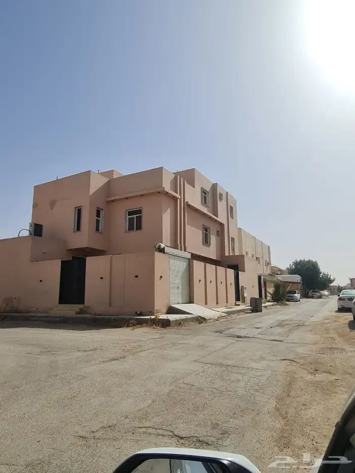 للبيع فيلا مع شقة مسروقة بحي العزيزية حفرالباطن 0