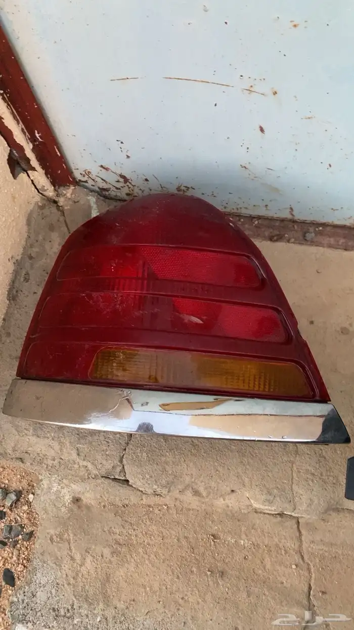 لمبة فورد 2 جديده بس في كسر من فاوق بصيط 1