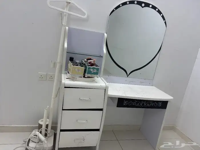 يوجد فستان زفاف وكاويه بخار وتسريح 2