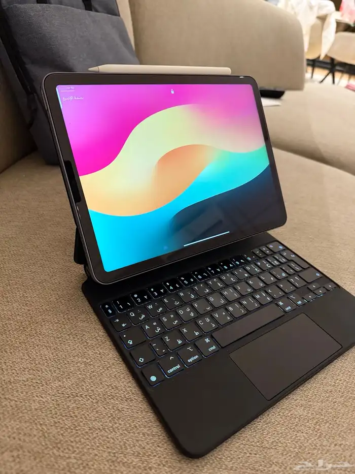 آيباد اير مع قلم وكيبورد من أبل مع الحد 4