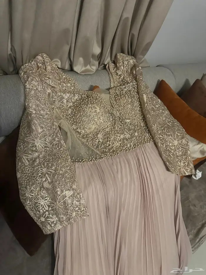 فستان لبسته كم ساعه أبيعه ب200 ريال 0