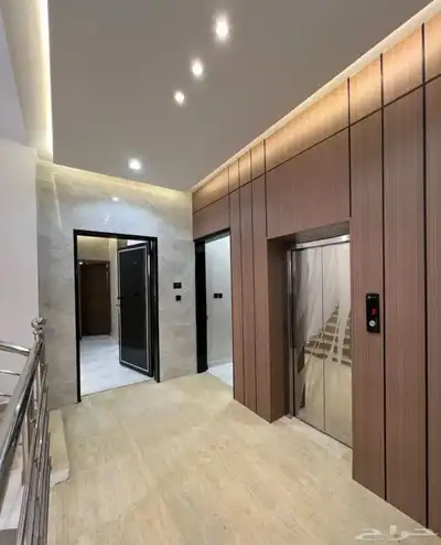 شقه قرب حديقة المليون بدرج داخلي 240 م 9