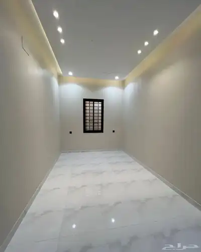 شقه قرب حديقة المليون بدرج داخلي 240 م 5