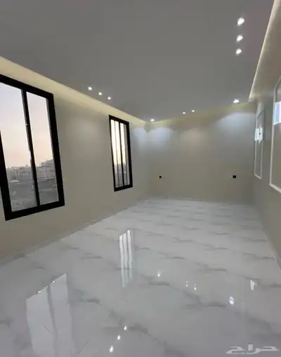 شقه قرب حديقة المليون بدرج داخلي 240 م 12