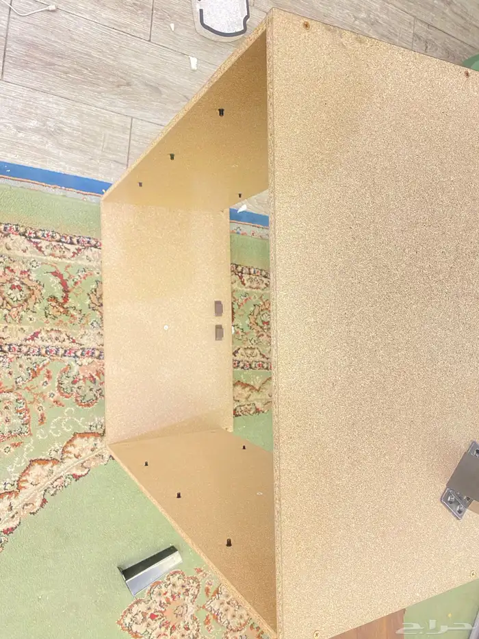 شاب سعودي لتركيب اثاث مفكك قطع 5