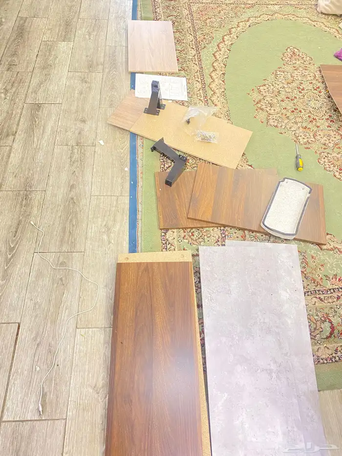 شاب سعودي لتركيب اثاث مفكك قطع 6