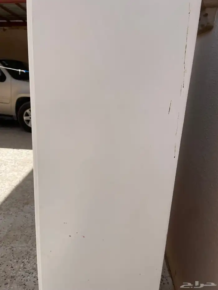 تسريح مع دولابها شبه جديده خشب محلي بمرايته بلمباته 2