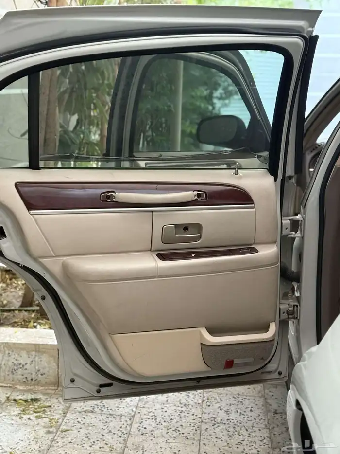 لينكولن تاون كار 2004 11