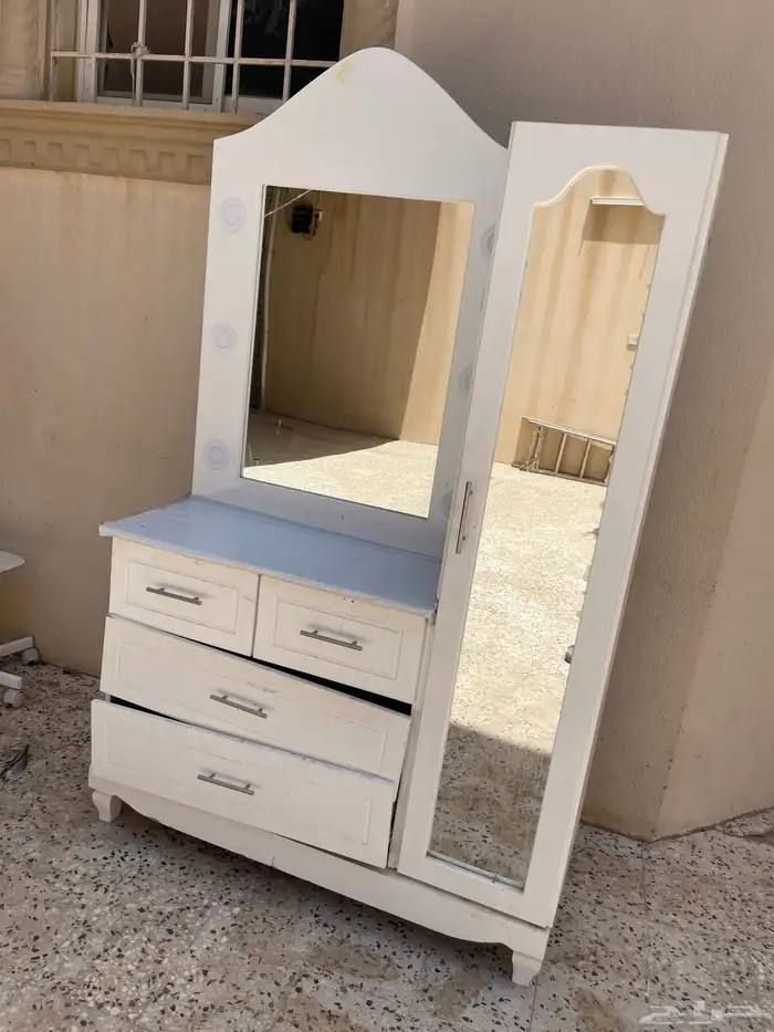 تسريح مع دولابها شبه جديده خشب محلي بمرايته بلمباته 0