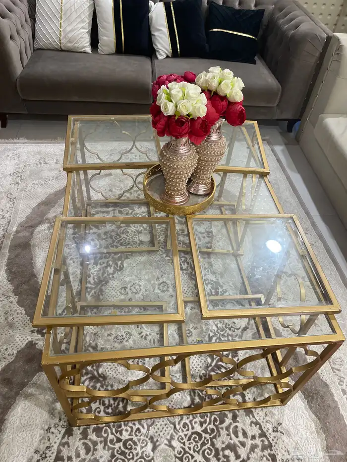 طاولة مع 4 خدمه 2