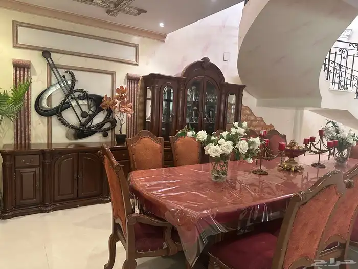 طاولة طعام فاخرة من  المطلق للمفروشات  للبيع 3